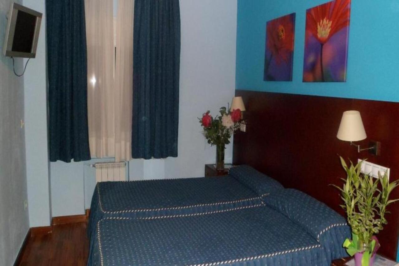 Auto Check In Hotel Las Nieves Jaca Exterior foto