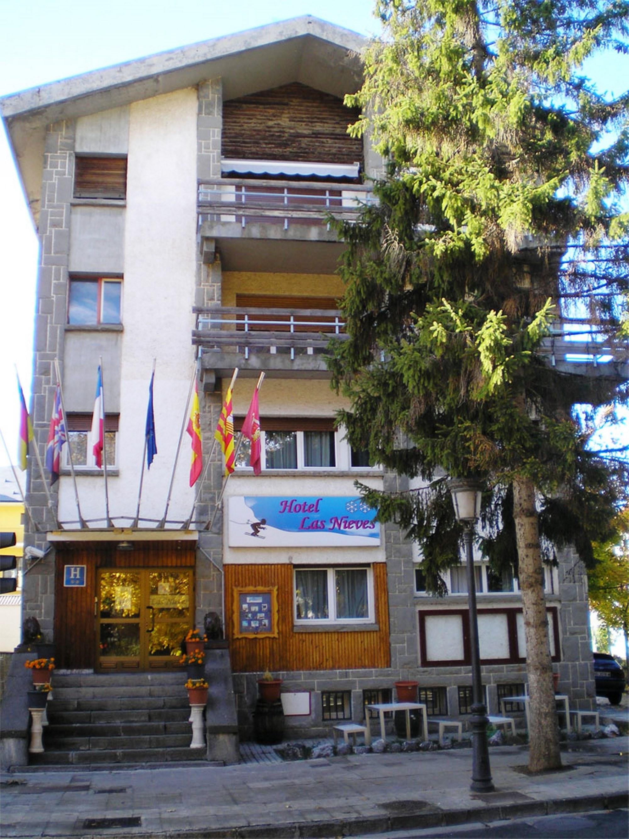 Auto Check In Hotel Las Nieves Jaca Exterior foto