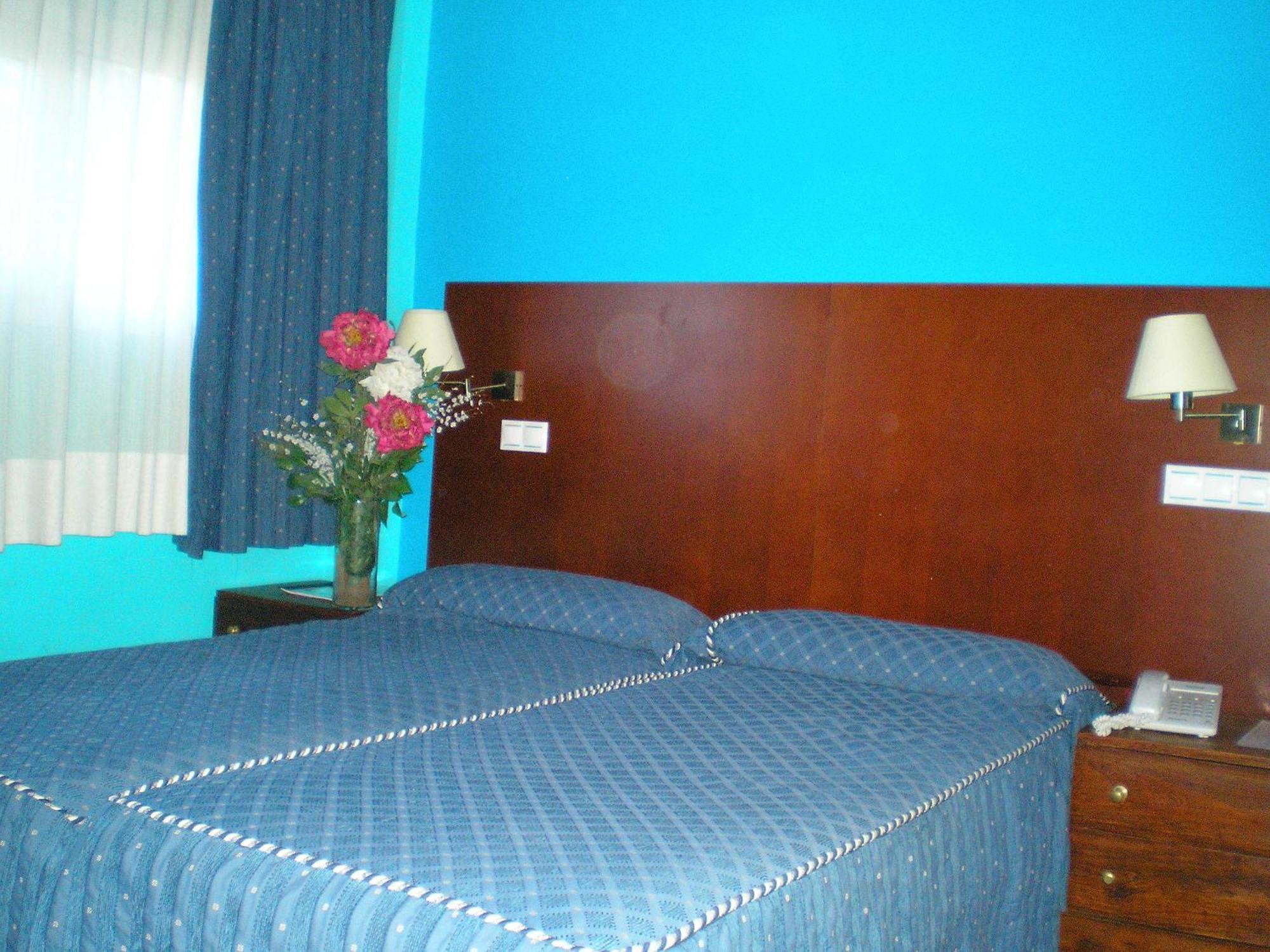 Auto Check In Hotel Las Nieves Jaca Exterior foto