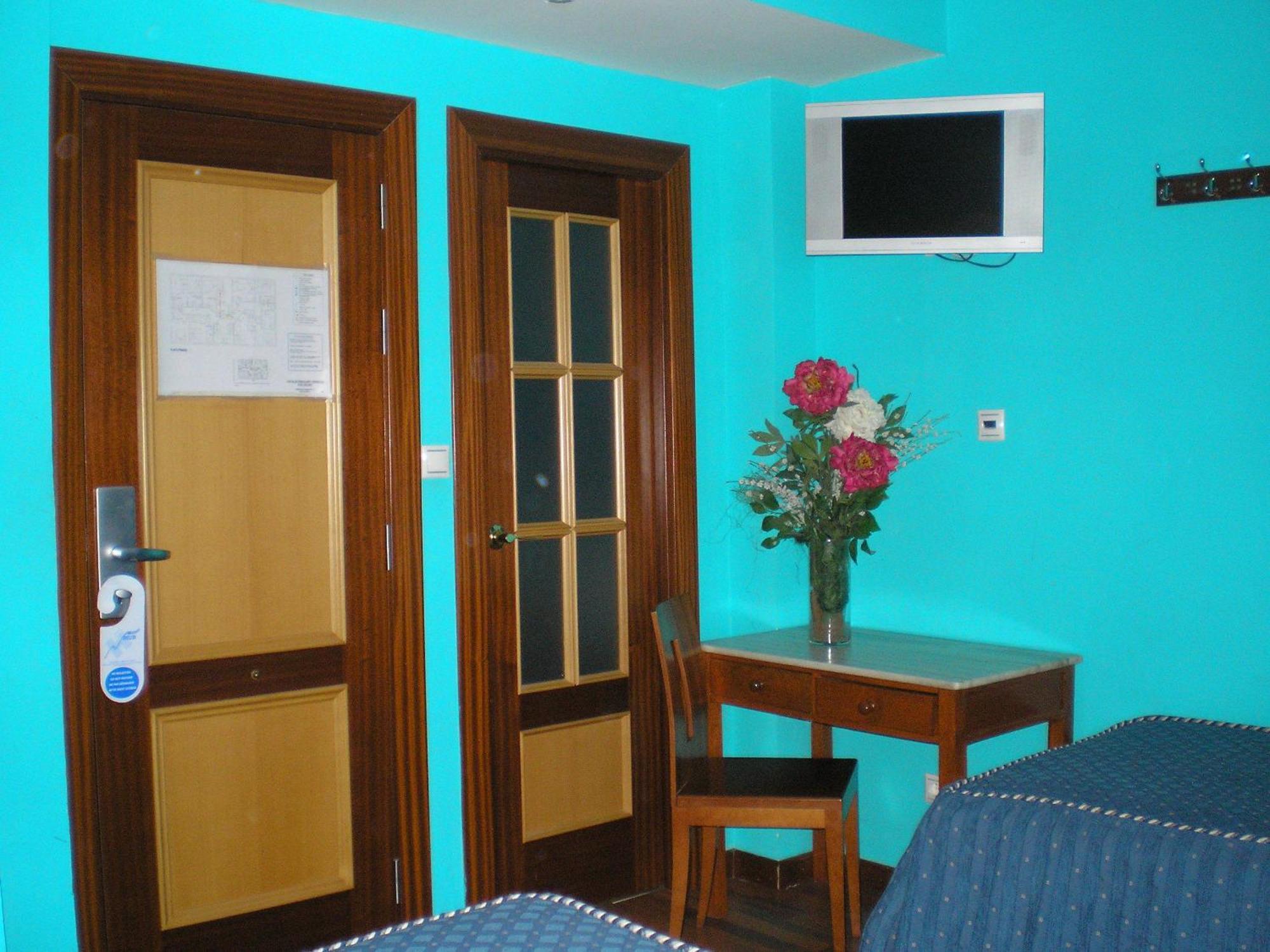 Auto Check In Hotel Las Nieves Jaca Exterior foto