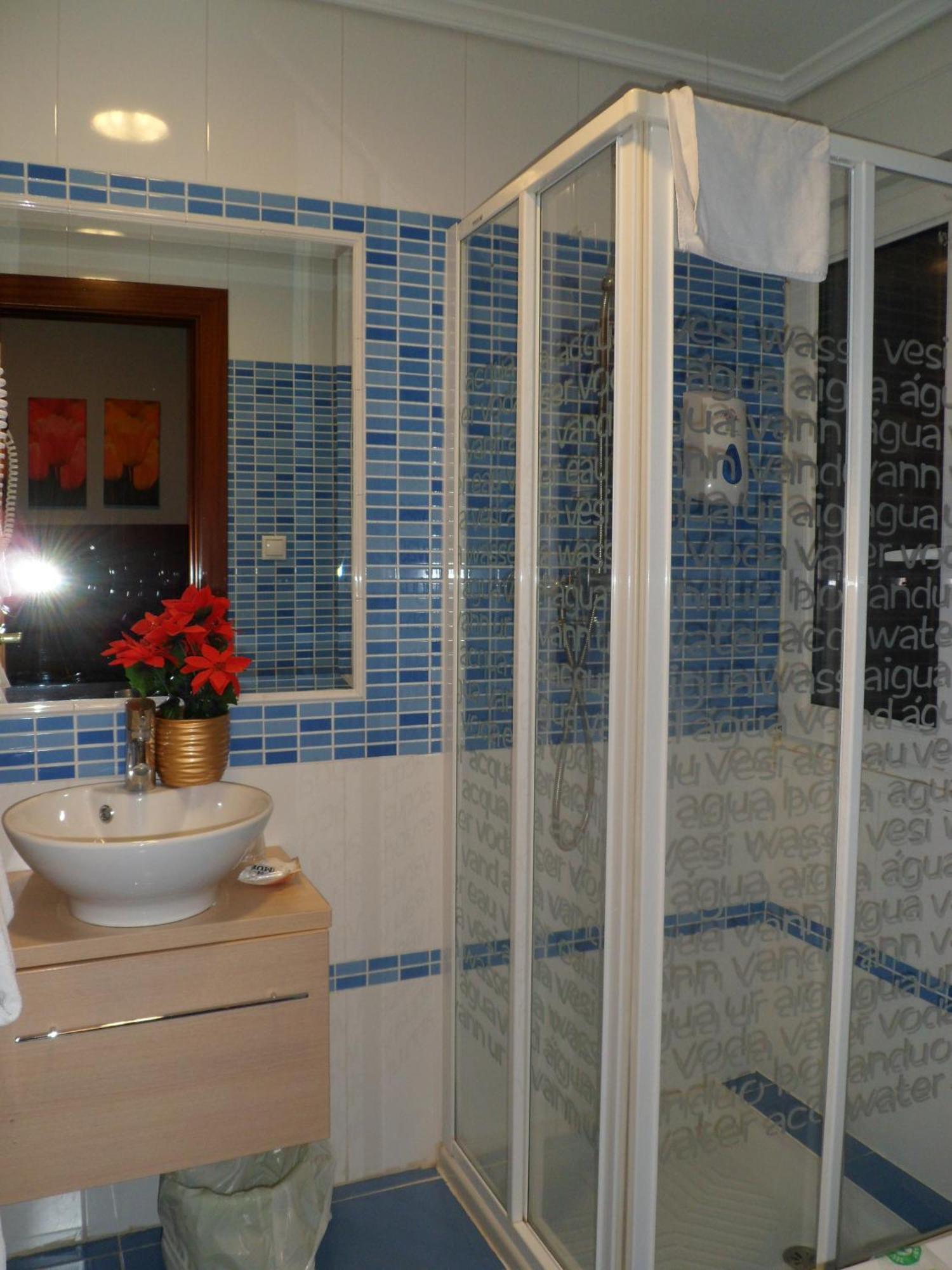 Auto Check In Hotel Las Nieves Jaca Exterior foto