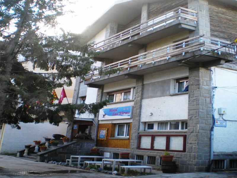 Auto Check In Hotel Las Nieves Jaca Exterior foto